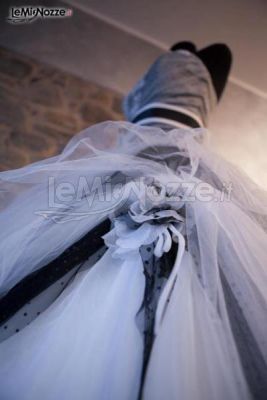 Elaborato abito da sposa con giochi di veli, ricami e tulle dai colori scuri