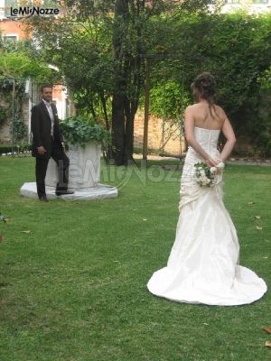 Sposi nel giardino interno della location di matrimonio