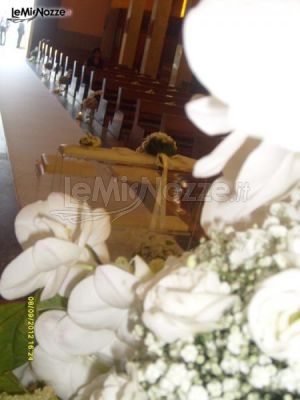 Rose, orchidee e nebbiolina bianca per la chiesa