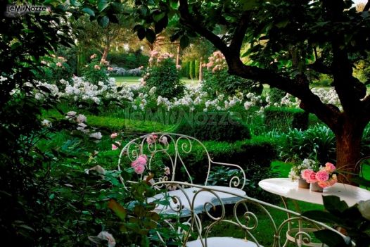 Angolo romantico del giardino della villa - AZETA Foto