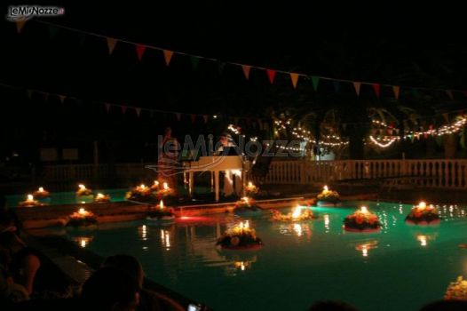 Lanterne galleggianti e pianoforte a bordo piscina