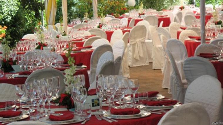 Un matrimonio a tema bianco e rosso curato da Lucaroni Catering