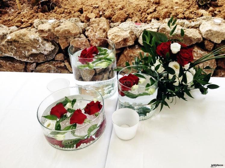 Allestimenti floreali con rose rosse e lisianthus bianchi