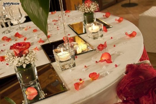 Candele e petali di rosa per il tavolo di nozze