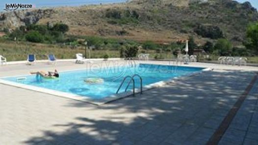 Ampia piscina presso l'agriturismo per ricevimento di matrimonio a Monreale (Palermo)