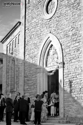 Gli invitati attendono gli sposi fuori la chiesa