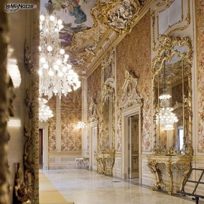 Sala interna con decori dorati presso la location per ricevimento di matrimonio Palazzo Manganelli