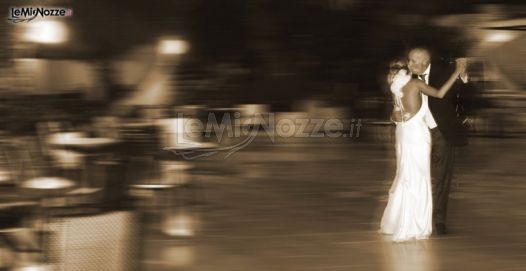 Fotografia del ballo della sposa con lo sposo