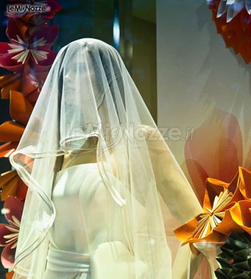 Vestito da sposa con velo