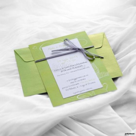Partecipazione e invito cartoncino color bianco effetto perlato e nastro di raso grigio perla
- Busta in carta perlata verde mela - Sweetevents