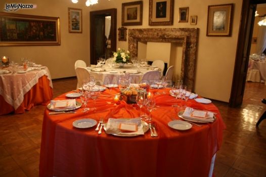 Tavolo in rosso per il ricevimento di matrimonio