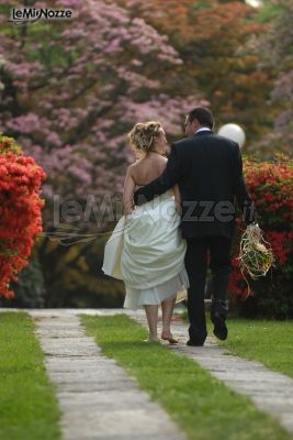 Sposi durante il ricevimento di nozze in giardino