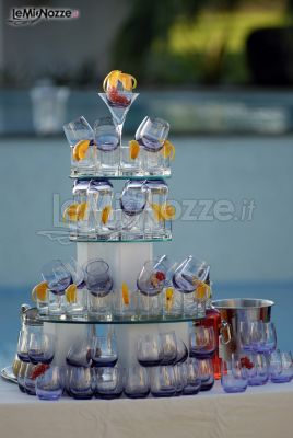 Piramide di bicchieri per la cascata di spumante
