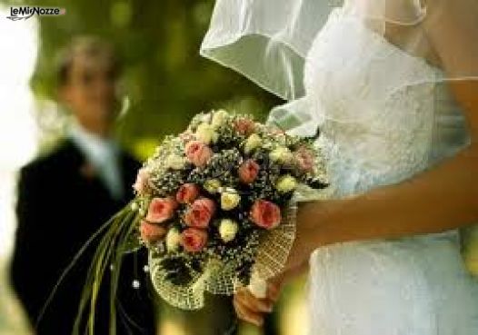 Il bouquet della sposa con roselline bianche e rosa