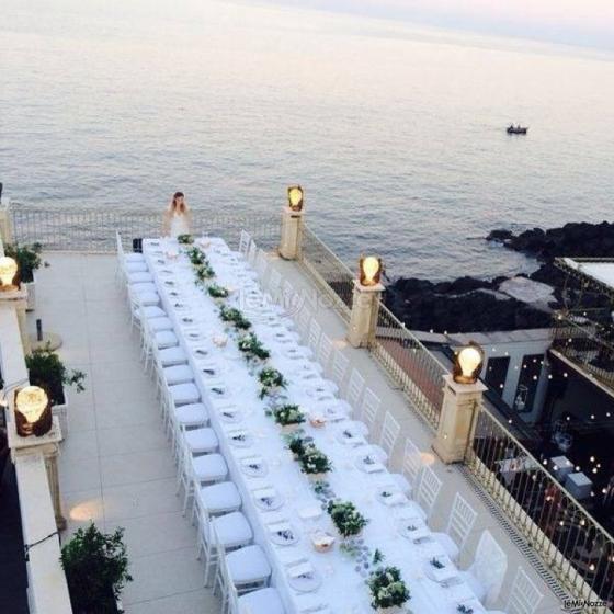 Tavolo Imperiale sul Mare per Sposini Felici