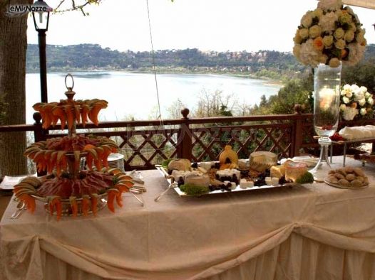 Tavolo del buffet di nozze