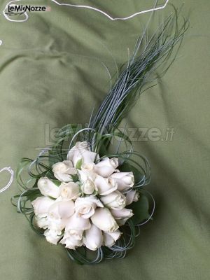 Bouquet di rose bianche per la sposa 
