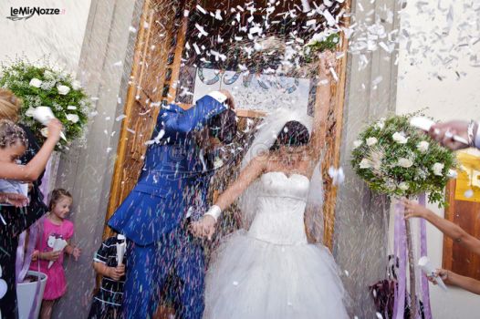 Fotografia del lancio di coriandoli e riso agli sposi