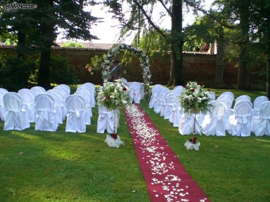 Matrimonio civile con passatoia nel giardino della location di nozze 