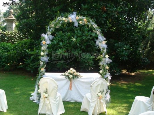 Altare nel giardino della location di matrimonio per le nozze civili