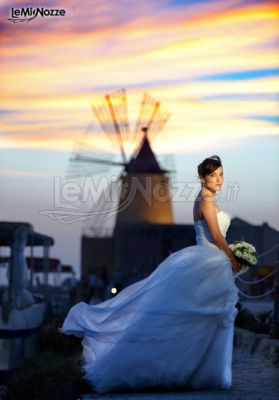 Alessio Falzone Fotografo - Sposa con mulino da sfondo