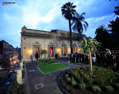 Terrazza esterna con giardino presso la location per ricevimento di matrimonio Palazzo Manganelli