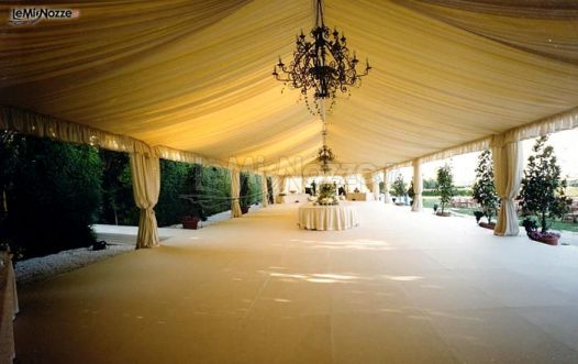 Gazebo elegante con lampadario in ferro battuto