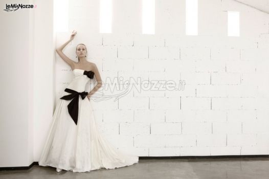 Modello Ardenne - Abito da sposa con fiocco nero Eisabetta Polignano