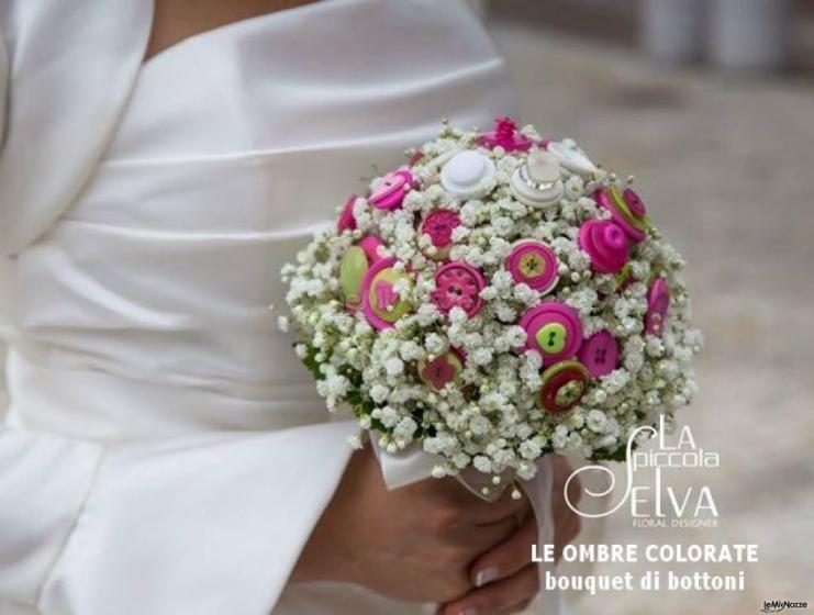 Bouquet di bottoni in perfetta armonia con i fiori, delicato ed elegante - Le Ombre Colorate