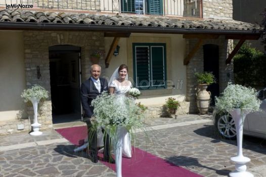 Foto 147 Matrimonio In Bianco Allestimento Floreale Con Nebbiolina Per L Uscita Della Sposa Lemienozze It