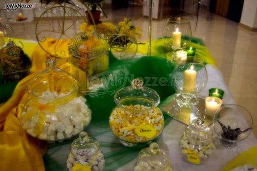 Tavola con colori primaverili e confettata mista organizzata da Magic Day Wedding and Events Planner