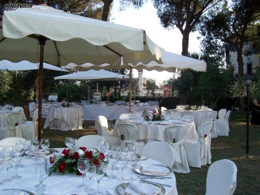 Allestimento del buffet nuziale in giardino