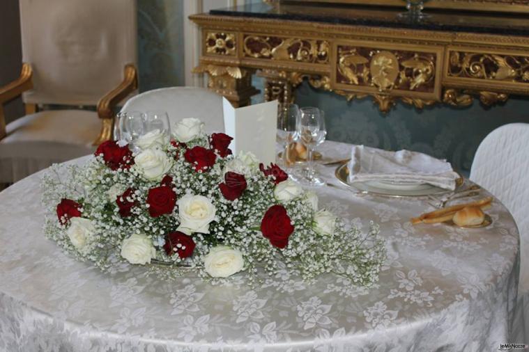 Centrotavola sposi  rose rosse e bianche