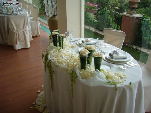 Allestimento floreale per il tavolo degli sposi