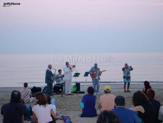 La band si esibisce sulla spiaggia