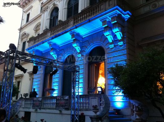 Illuminazione esterno in blu - Genio Sound Animazione a Roma