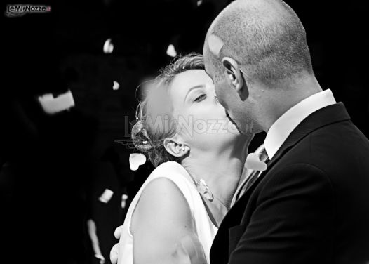 Foto in bianco e nero degli sposi mentre si baciano