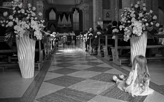 Foto in bianco e nero della chiesa addobbata per il matrimonio