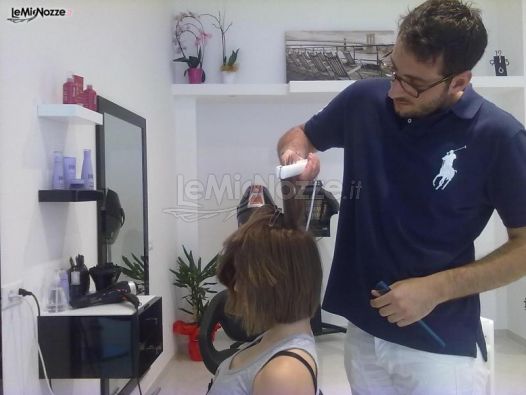 Claudio Coco, parrucchiere sposa, al lavoro nel salone di Adrano (Catania)