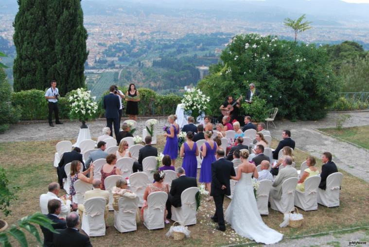 Cerimonia di matrimonio all'aperto con vista su Firenze