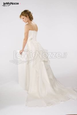 Vestito da sposa con coda lunga