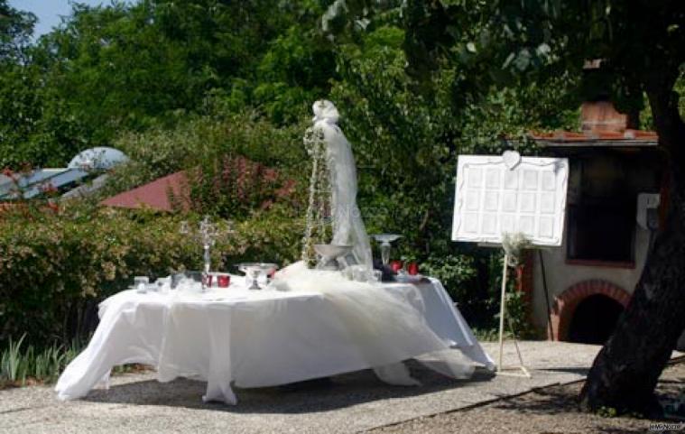 Tavolo dei confetti e tableau in giardino