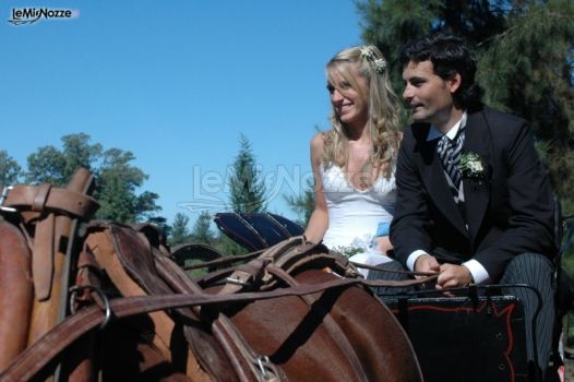 Sposi a cavallo durante il ricevimento nuziale