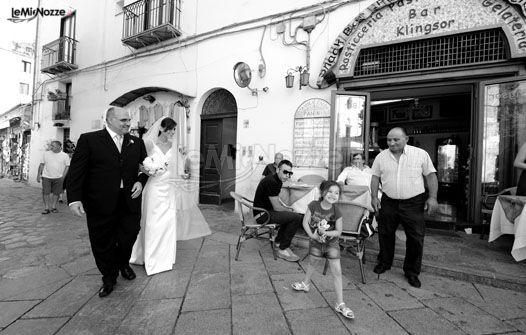 Foto in stile reportage della sposa con il padre