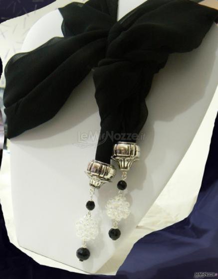 Stola nera con pendenti di cristalli. realizzazione artigianale. tessuto leggero, sia coprispalle elegante che foulard.