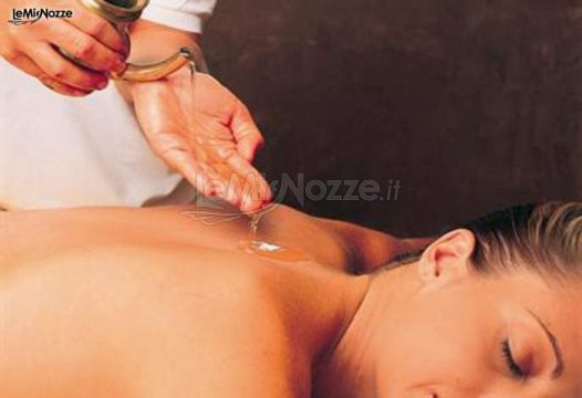 Massaggi con olii speciali per il benessere degli sposi