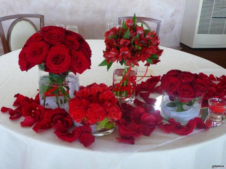 Rose rosse tavolo sposi
