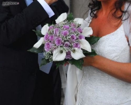 Bouquet di rose viola e calle per la sposa