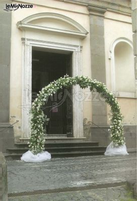 Arco floreale per l'entrata degli sposi in Chiesa