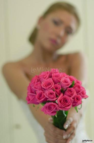 Dettaglio bouquet con sposa sinuosa